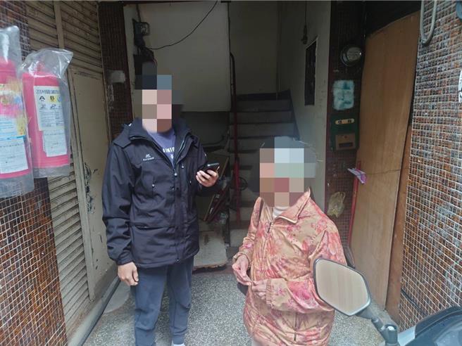 阿嬷孙子见到祖母平安返家对于警方表示相当感动及感激。（三重警分局提供／张铠乙新北传真）