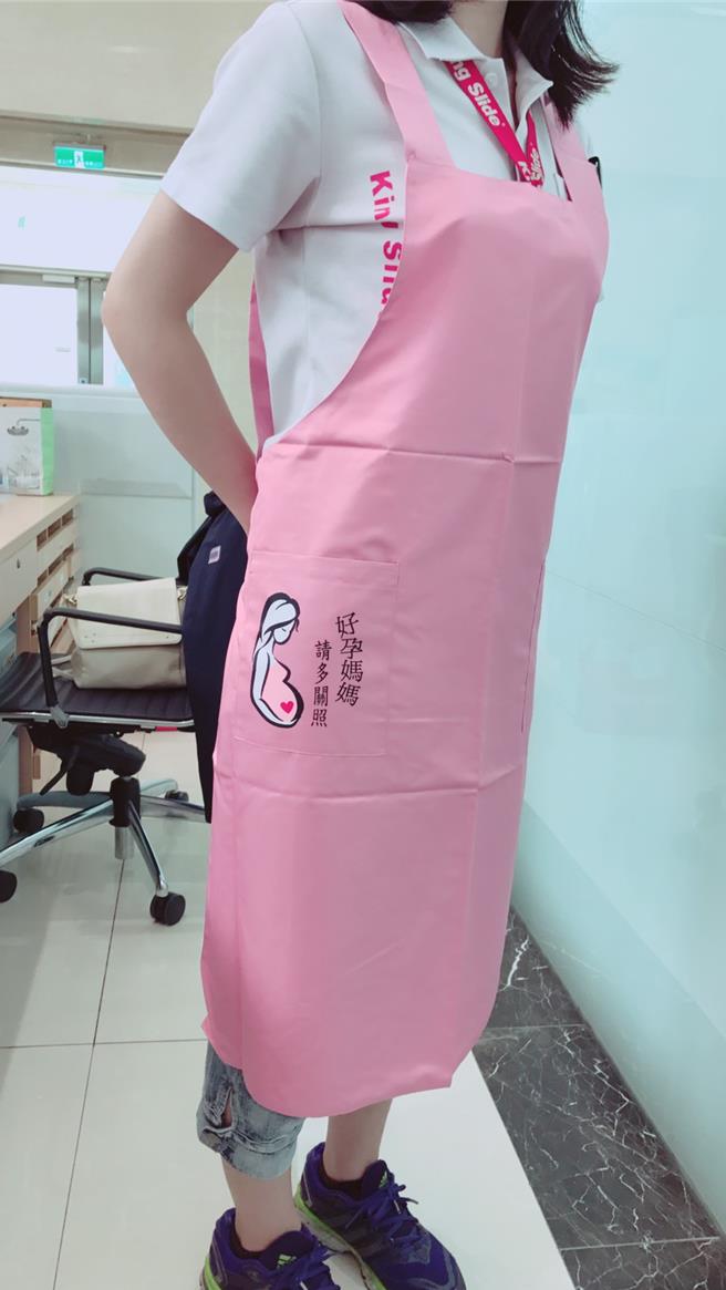 川益科技公司提供粉紅色孕婦圍裙，易於辨認並給予協助。（南科管理局提供／寶智華台南傳真）
