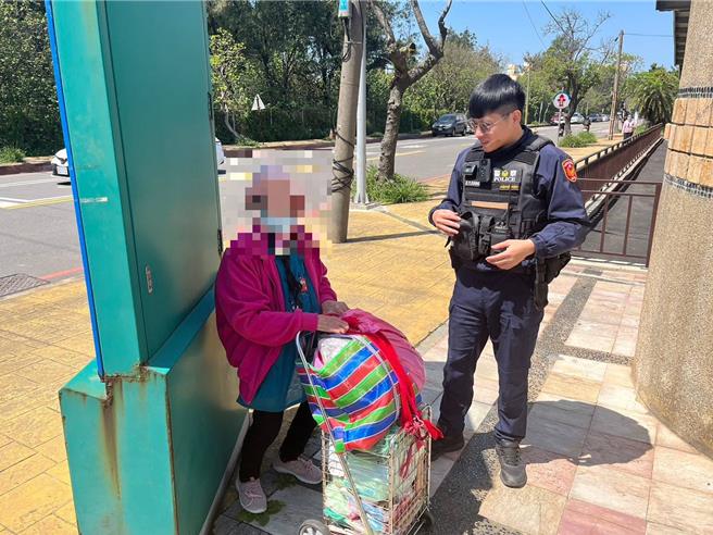 桃園市觀音區75歲楊姓老婦14日下午買完菜要搭公車返家，卻不慎下錯站，員警即刻協助。（翻攝照片／蔡明亘桃園傳真）