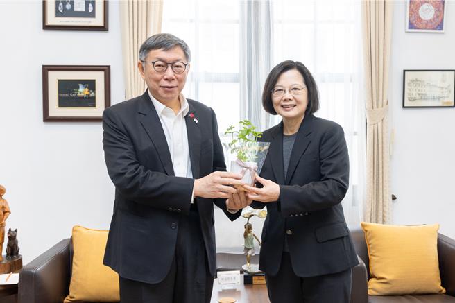 蔡英文總統昨（14）日與台灣民眾黨主席柯文哲會談約2小時，交流國政議題。（民眾黨提供／楊亞璇台北傳真）