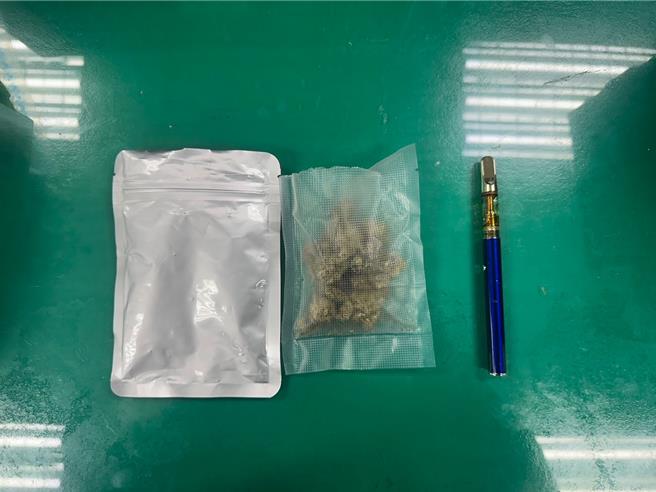 警方查获大麻及吸食器等赃证物。（翻摄照片／林郁平台北传真）
