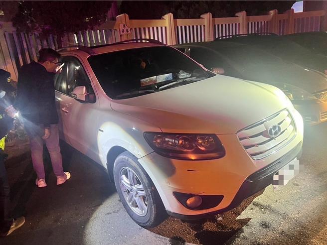 白色休旅車拒絕2名霹靂小組成員警員盤查，還開車衝撞，所幸2警閃避並開10槍嚇阻，仍遭白車逃逸。（警方提供／楊靜茹南投傳真）
