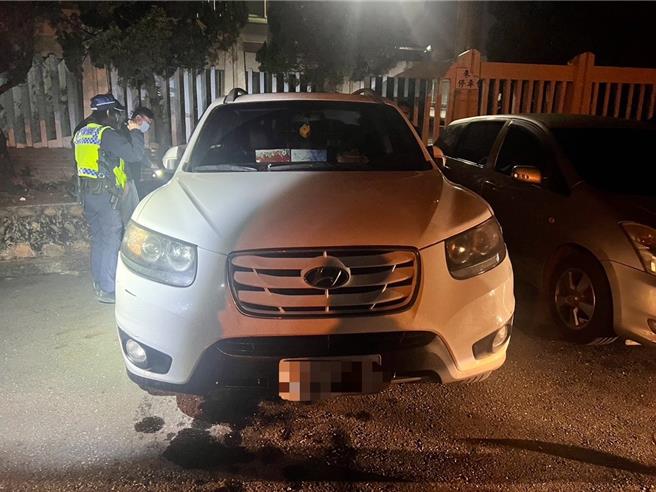 白色休旅車右後輪爆胎，車身有4處彈孔，歹徒棄車逃逸，警方已採指紋並調閱監視器畫面緝捕。（警方提供／楊靜茹南投傳真）