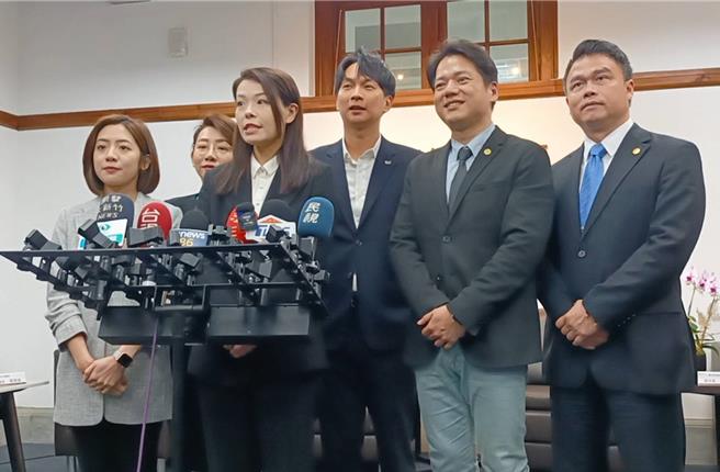 新竹市长高虹安（前左二）15日表示，她跟徐巧芯跟罗智强都是好友，单纯礼貌性打招呼，拜会变成阴谋论，太可怕了吧。（陈育贤摄）