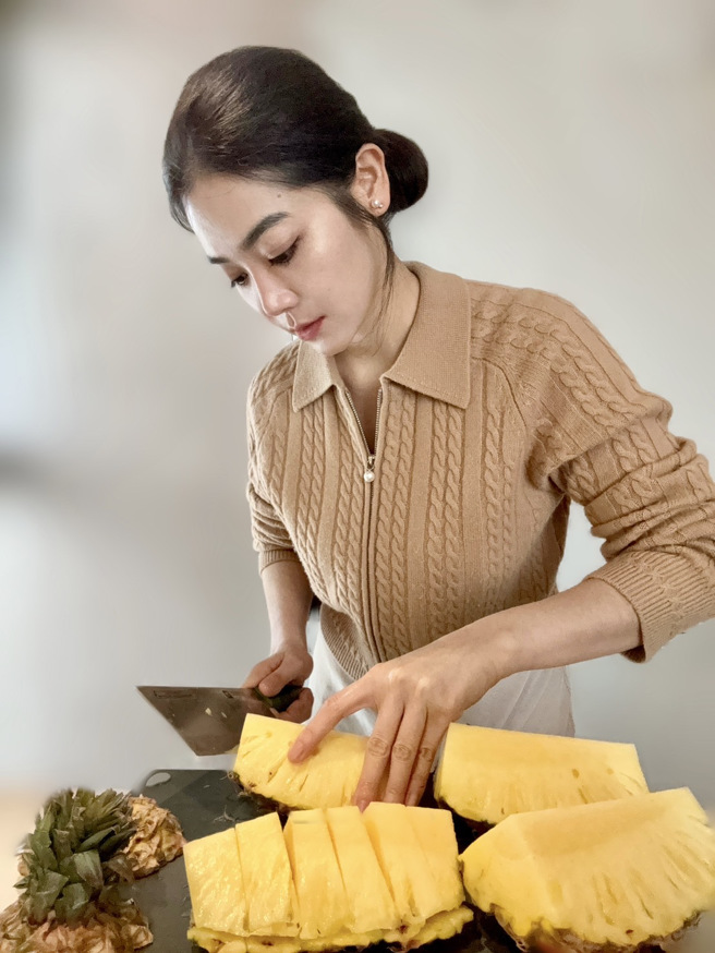 刘方慈试吃台南金钻凤梨。(刘方慈提供)