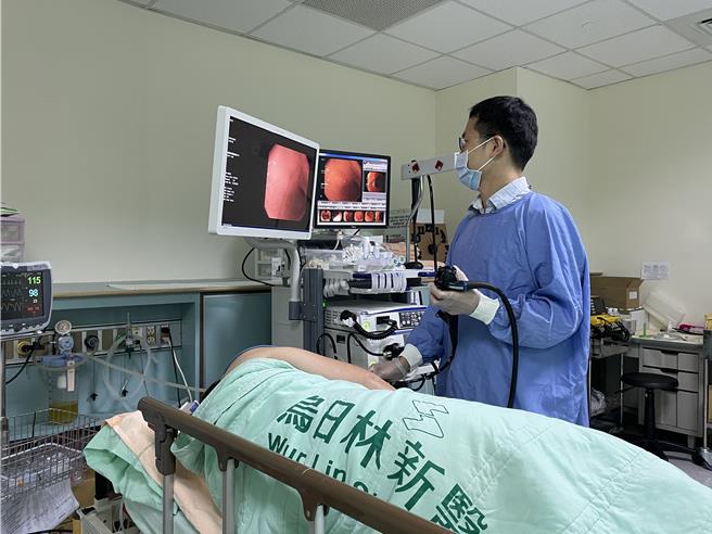 51歲劉先生日前大啖生魚片和烏賊，數天後竟解黑便、頭暈、上腹痛與心悸，就醫檢查出胃潰瘍和胃幽門桿菌感染，且賁門處有條長達2公分的海獸胃線蟲微微蠕動，經器械夾出並投予潰瘍用藥、幽門桿菌除菌治療終於痊癒。示意圖，非當事病患。（烏日林新醫院提供／潘虹恩台中傳真）