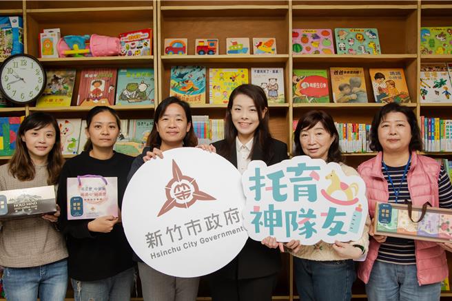 新竹市政府2024年起針對居家托育人員托育服務處所的稽查及訪視，採不預約方式實地訪視，真實掌握兒童所處的照顧環境及受照顧情形。圖為市長高虹安（右三）15日到北區居家托育服務中心，關心訪視員工作狀況並查看中心設施。（新竹市政府提供／陳育賢新竹傳真）