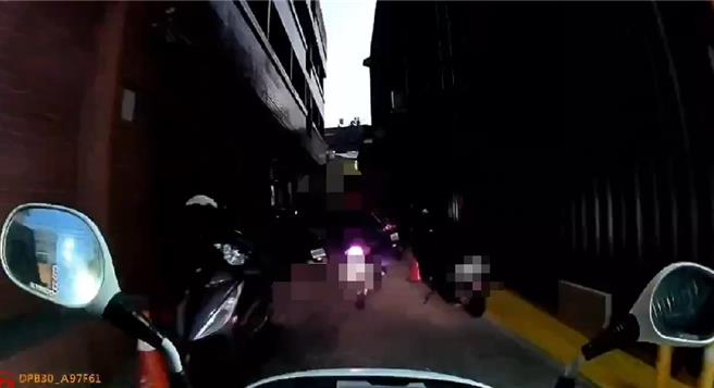 大寮所员警于14日晚间6点多执行勤区查察勤务时，在凤林三路发现1名机车骑士未戴安全帽，于是上前拦停。（翻摄照片／洪靖宜高雄传真）