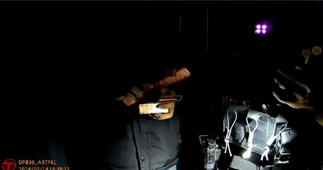 张男与员警争执不休，最后选择拒测。（翻摄照片／洪靖宜高雄传真）