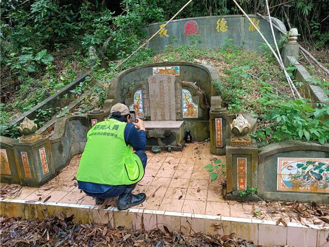 保有300年歷史、上百座古墓的柴山，有上百座後人仍持續祭祀的古墓群，國家自然公園管理處呼籲，園區內「燒紙錢、引火整地、吸菸」，違者最高可處3000元罰鍰。（自管處提供／袁庭堯高雄傳真）