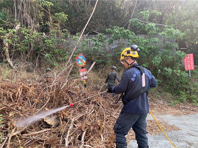 國家自然公園管理處、高市消防局、海巡署第五岸巡隊、海軍陸戰隊指會部15日聯合演練撲滅山林大火，圖為「高壓噴霧機」。（自管處提供／袁庭堯高雄傳真）