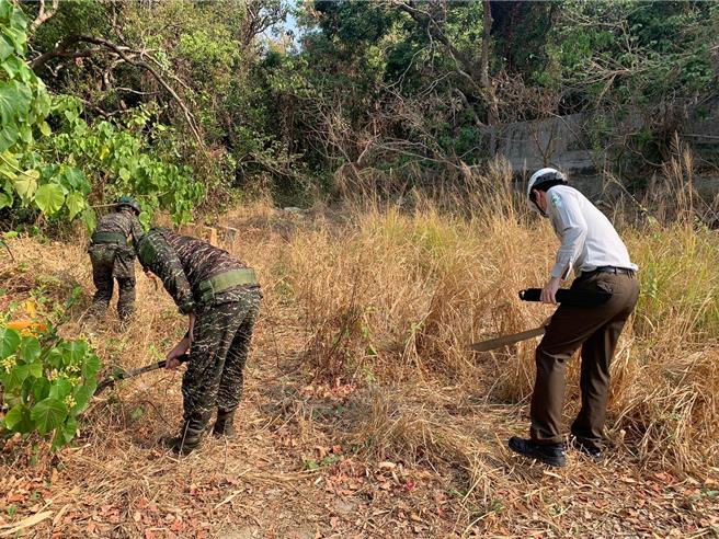 國家自然公園管理處、高市消防局、海巡署第五岸巡隊、海軍陸戰隊指會部15日聯合演練撲滅山林大火。（自管處提供／袁庭堯高雄傳真）