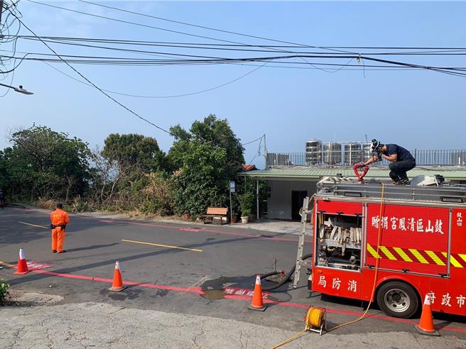 消防水箱車只能沿柴山大路側支援供水。（自管處提供／袁庭堯高雄傳真）