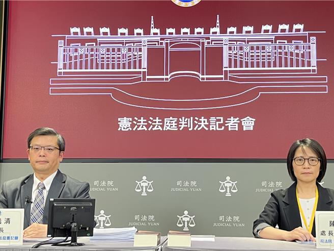 宪法法庭判决无期徒刑假释撤销后，一律执行20年及25年的规定部分违宪，宪法法庭书记厅厅长杨皓清（左）及新宣处处长陈婷玉（右）说明判决理由（林伟信摄）