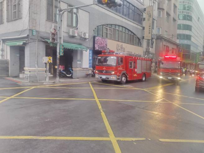 今（15）日下午15時40分許，新北市汐止區中興路一間養護中心發生氣爆意外。（翻攝畫面）