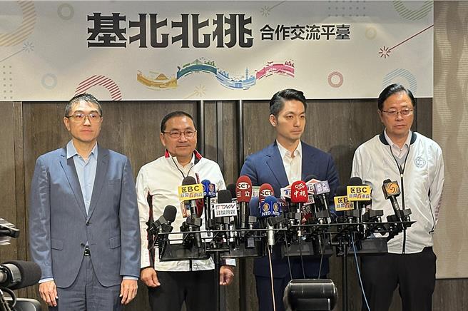 針對虐童罰則應加重，台北市長蔣萬安（右二）15日表示，行政院應傾聽民意並提出完整方案，立法院也可以主動提案；新北市長侯友宜（左二）則說，法律面一定要訂定更周全、更到位，讓被害者的公道得以伸張。（丁上程攝）