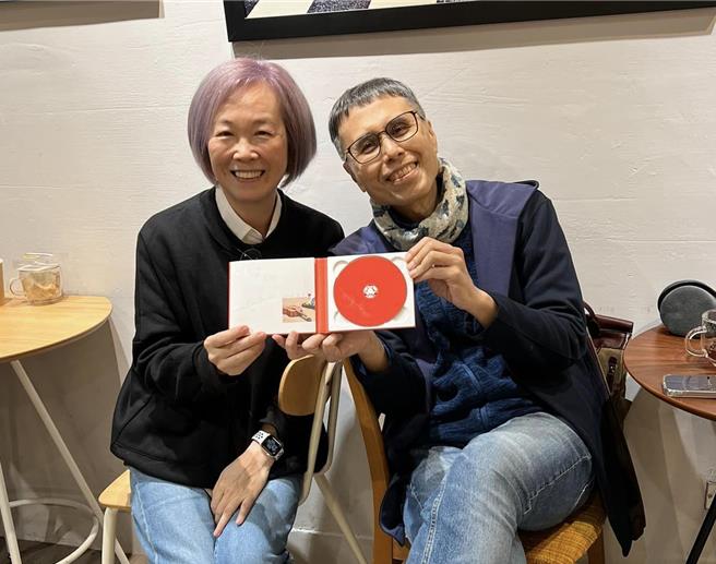 何厚华（右）去年出席活动力挺好友熊美玲发片。（翻摄许常德脸书）