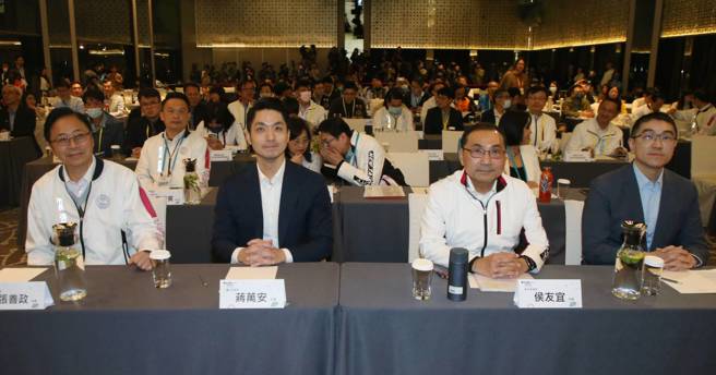 「基北北桃合作交流平臺」自成立迄今已屆滿1年，今年度市長層級會議由台北市政府主辦，台北市長蔣萬安（前左二）與基隆市長謝國樑（前右起）、新北市長侯友宜以及桃園市長張善政（前左）15日在台北晶華酒店舉行市長層級會議，除檢視各議題小組過去1年推動績效以外，另特別針對「氣候變遷因應及調適」共同議題提出8項合作方案，同時亦針對具跨域影響潛勢災害建立通報機制，期望將共享資源最優化，讓平臺發揮最大效益。（趙雙傑攝）