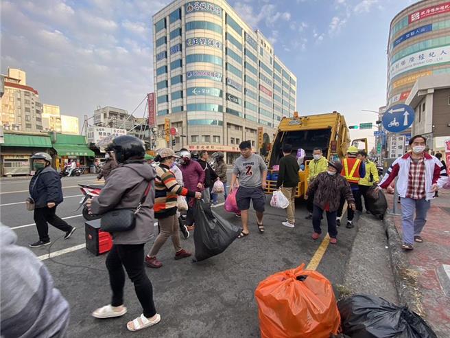 嘉義市春節期間文化公園前定點收運垃圾情形。（本報資料照／嘉義市環保局提供）