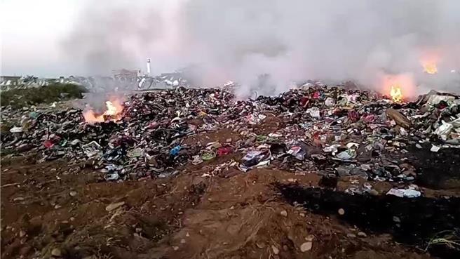 湖子內資收物暫置場堆滿資收物，今年2月間失火，火勢猛烈。（本報資料照／嘉義市環保局提供）