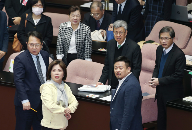 立法院15日院會輪到經濟組立委質詢行政院長陳建仁（右二），由於民進黨立委陳亭妃改書面報告，主持的院長韓國瑜一路唱名，後續表訂質詢的立委未及到場，韓院長隨後宣布休息，趕來的立委邱志偉（左起）、賴惠員、洪申翰抗議無效，圍著一臉錯愕陳揆。（姚志平攝）