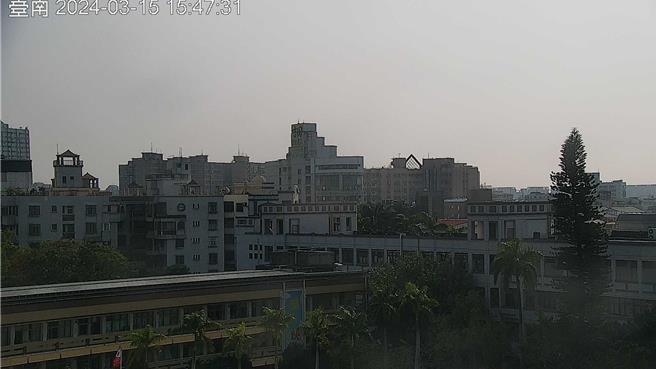 台灣今天天氣穩定及偏東風影響，日夜溫差大，空氣中相對濕度增加，西半部地區有局部霧或低雲影響能見度低。（翻攝自空氣品質監測網／林良齊台北傳真）