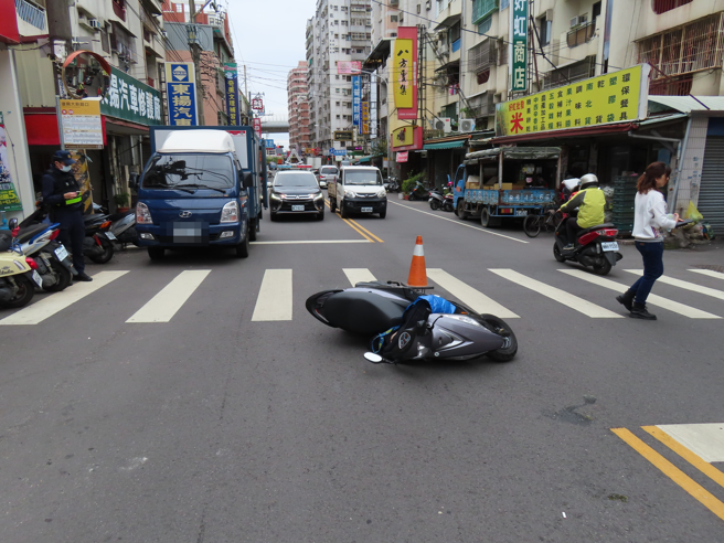 今年2月5日上午10时20分许，台中市潭子区福仁里復兴路一段发生交通事故。（图／警方提供）