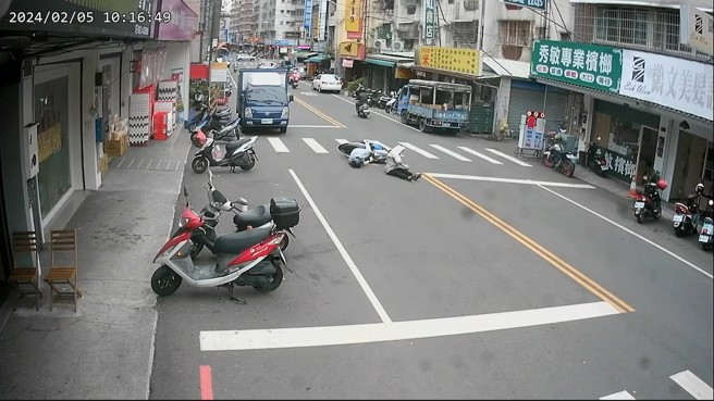 今年2月5日上午10时20分许，台中市潭子区福仁里復兴路一段发生交通事故。（图／警方提供）