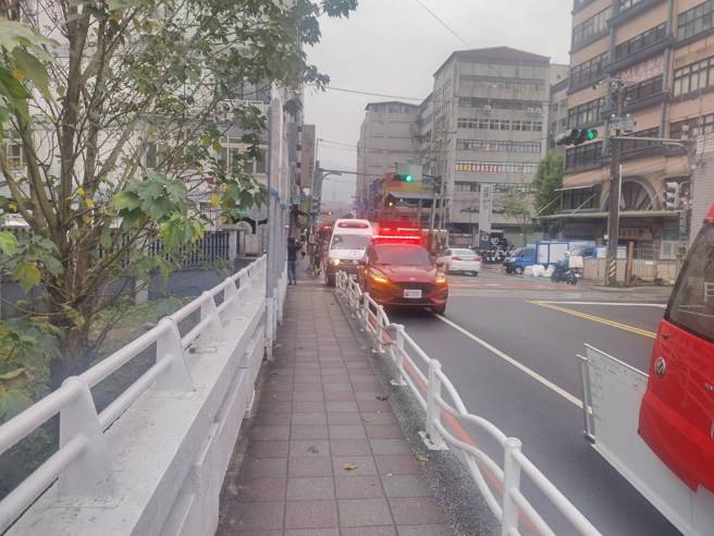 今（15）日下午15時40分許，新北市汐止區中興路一間養護中心發生氣爆意外。（翻攝畫面）