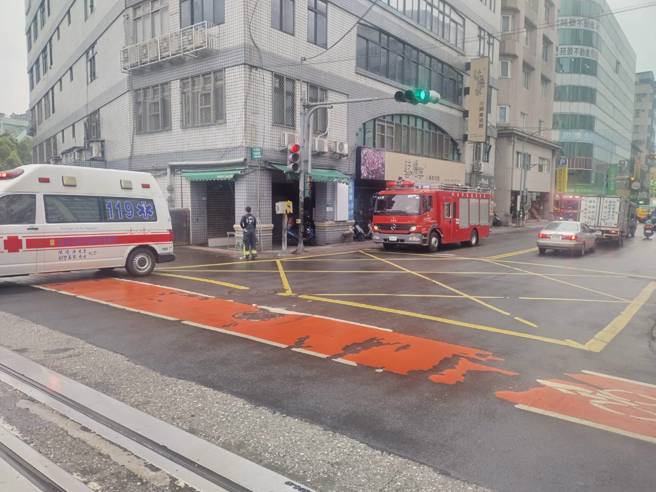 今（15）日下午15時40分許，新北市汐止區中興路一間養護中心發生氣爆意外。（翻攝畫面）