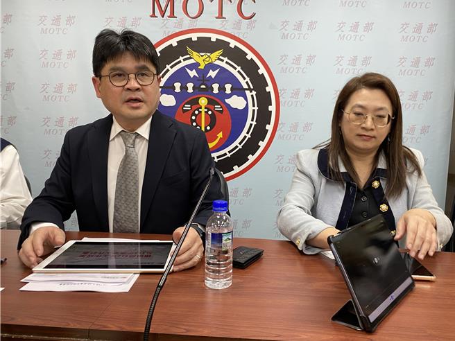 铁道局东部工程分局缺员率达25％，局长杨正君（左）说，已规划争取调高福利留才。（本报资料照）