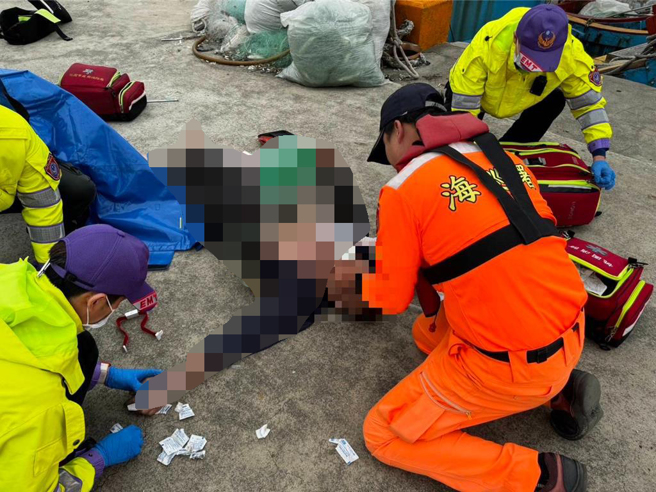 桃園竹圍漁港年約60多歲的徐姓男子疑似14日下午在準備出海前昏倒，海巡與消防人員趕緊到場急救送醫。（北部分署第八岸巡隊提供／蔡明亘桃園傳真）