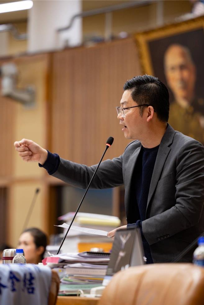 黃心華指出，若要補強社會安全網，中央有訂定框架規則及資源配置之責，地方有執行之責。（黃心華服務處提供）