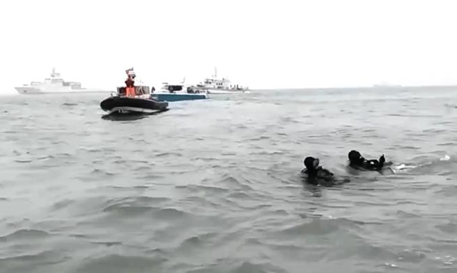 金门东碇附近海域陆船沉没失踪2人仍遍寻不着，海巡署今日下午加派无人机小组与潜水员投入搜救行列，期盼尽快能传回好消息。(图／海巡署提供)