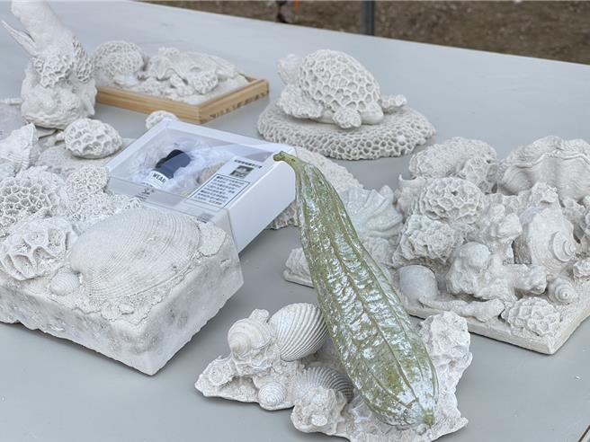 牡蛎山去化有解，农业部建立首套牡蛎壳资源材料化产线。研磨后的牡蛎壳粉，可作为文创商品。（许逸民摄）