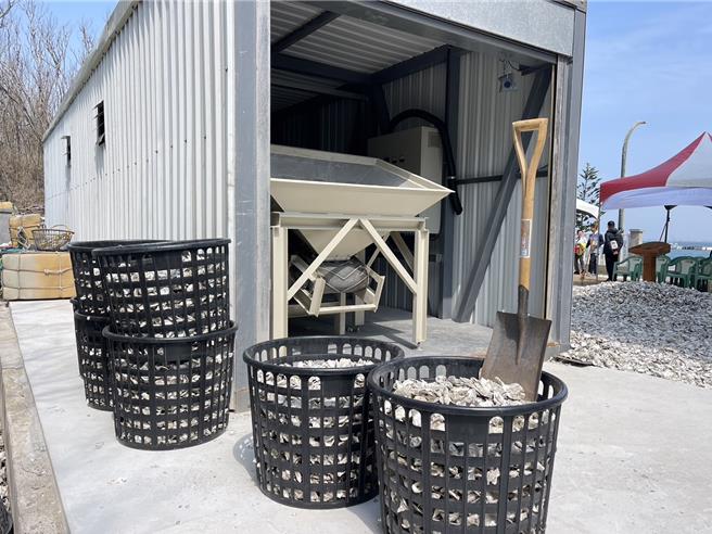 牡蛎山去化有解，农业部建立首套牡蛎壳资源材料化产线。农业部水产试验所澎湖渔业生物研究中心用370万元建立的首套牡蛎壳资源材料化产线原型。（许逸民摄）