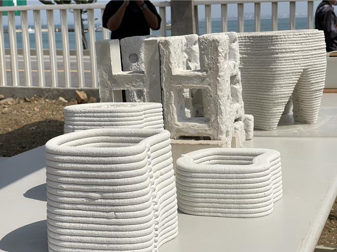 牡蛎山去化有解，农业部建立首套牡蛎壳资源材料化产线。研磨后的牡蛎壳粉，后端可作为各式文创商品，甚至再生绿建材复合式循环资材使用。（许逸民摄）