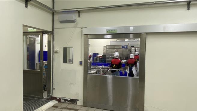 后里國中中央廚房供應每日配送鄰近6校1500多名學童用餐，因使用13年的設備老舊，校方提出600萬元設備提升案，並申請HACCP認證。（立委楊瓊瓔辦公室提供／張妍溱台中傳真）