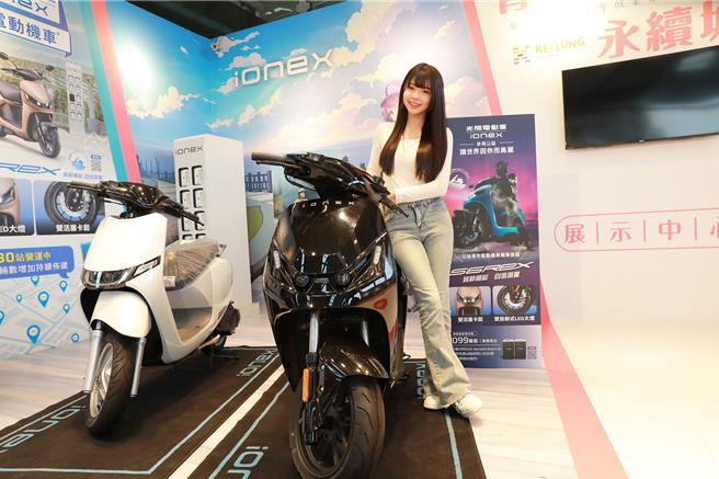 基隆市環保局局長馬仲豪15日宣布，自3月29日起推出加碼補助電動機車方案，並由出身基隆的網紅許悅擔任政策宣傳大使。（基隆政府提供／徐佑昇基隆傳真）