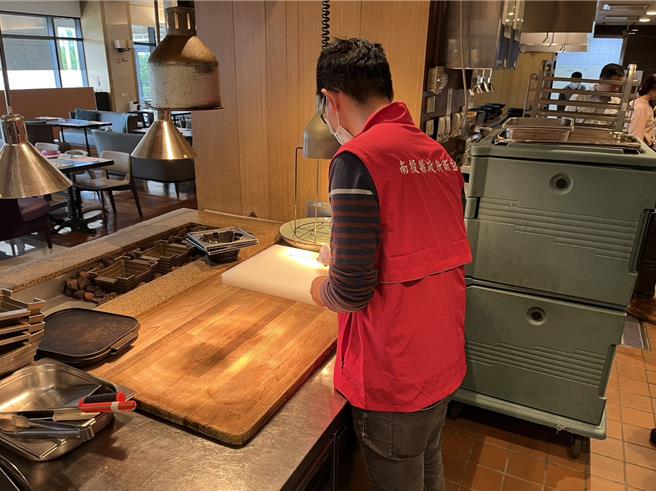 38人銀髮團14日晚間夜宿日月潭，深夜起陸續有11人疑似食品中毒送埔里基督教醫院，南投縣衛生局獲報啟動調查。（南投縣衛生局提供／楊靜茹南投傳真）