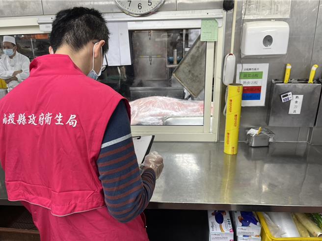 38人銀髮族國旅團14日中午遊竹山紫南宮午餐自理，晚間則是日月潭地區飯店的自助餐廳，南投縣衛生局到相關飲食場所稽查。（南投縣衛生局提供／楊靜茹南投傳真）