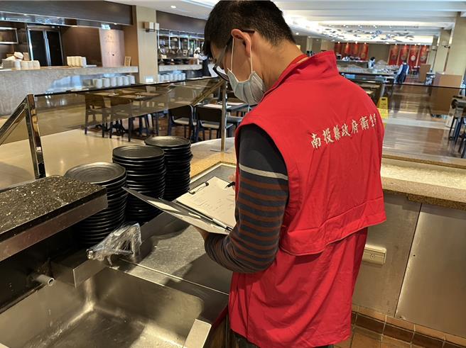 稽查時自助餐廳已無食餘檢體，採集8件環境檢體及1件烹調用水送驗。（南投縣衛生局提供／楊靜茹南投傳真）