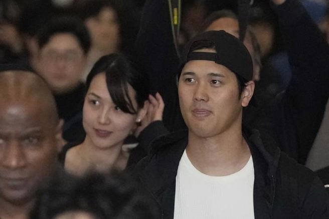 大谷翔平抵韓機場，他與妻子田中真美子成為鎂光燈焦點。（圖／美聯社）