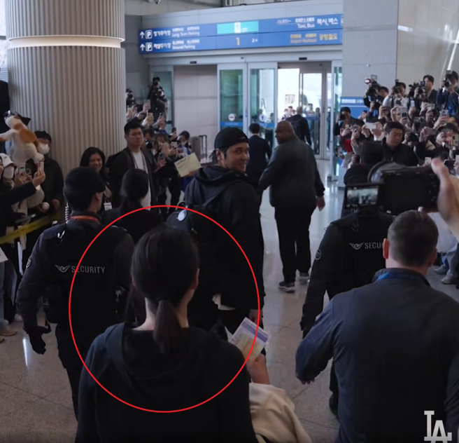 大谷翔平不忘回頭看看妻子真美子，超有愛畫面引起討論和瘋傳。（圖／摘自道奇官方臉書影片）