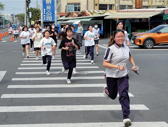 彰化县国立北斗家商15日下午举办高三成年礼路跑活动，约450名高三毕业生参加，本次路跑活动主题为「追我吧」。（国立北斗家商提供／孙英哲彰化传真）
