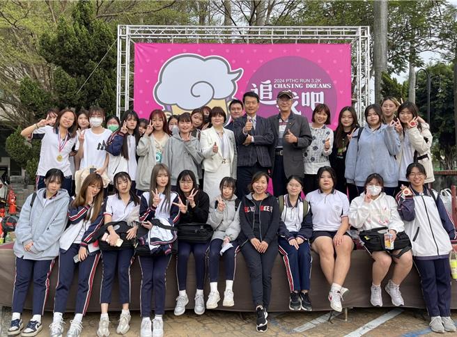 彰化县国立北斗家商15日下午举办高三成年礼路跑活动，约450名高三毕业生参加，本次路跑活动主题为「追我吧」。（国立北斗家商提供／孙英哲彰化传真）