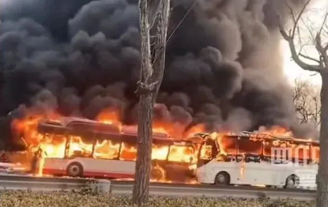 天津公车追撞引发大火声势惊人，事故车燃烧只剩骨架，驾驶1人死亡，37名乘客轻伤。（图／微博截图）