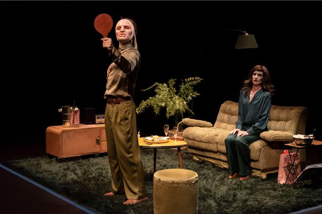 首度來台演出的比利時靜物劇團，在疫情期間創作的《這就是人「身」啊！》，將於3月16、17日在台中國家歌劇院獨家上演，透過4齣無對白短劇，在嚴肅情境中呈現黑色幽默，帶著觀眾笑看戲謔人生。（台中國家歌劇院提供／陳淑芬台中傳真）