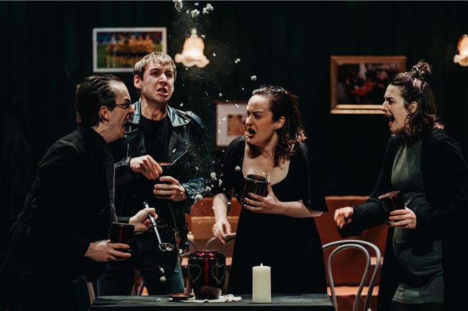 首度來台演出的比利時靜物劇團，在疫情期間創作的《這就是人「身」啊！》，將於3月16、17日在台中國家歌劇院獨家上演，透過4齣無對白短劇，在嚴肅情境中呈現黑色幽默，帶著觀眾笑看戲謔人生。（台中國家歌劇院提供／陳淑芬台中傳真）