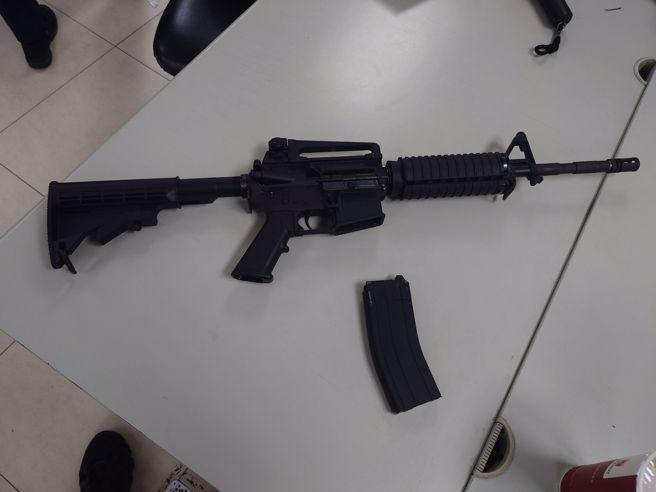 有民眾发现一辆黑色汽车驾驶座放一把长枪。（图／警方提供）